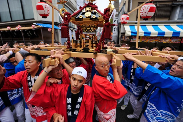 三社祭の賑わいのイメージ