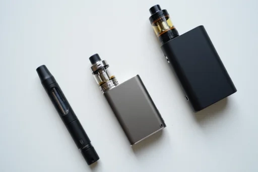 様々な種類の電子タバコデバイス(ペン型、POD型、BOX型)