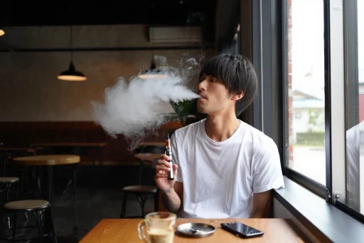 電子タバコ（ベイプ）を楽しむ快適な生活シーン