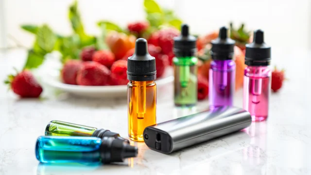 女優 喫煙 者が撮影現場でVAPEを使う様子