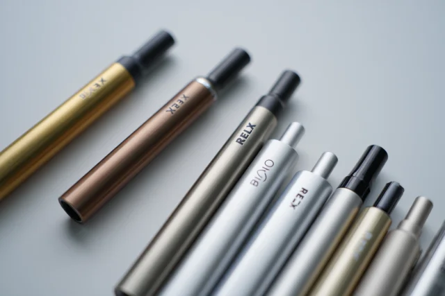 アイコス 蓋 分解を成功させたユーザーが笑顔で使用している様子