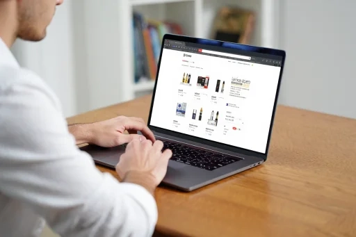 プルーム s 煙 が 出 ない改善後に満面の笑みでVAPEを吸引するユーザー